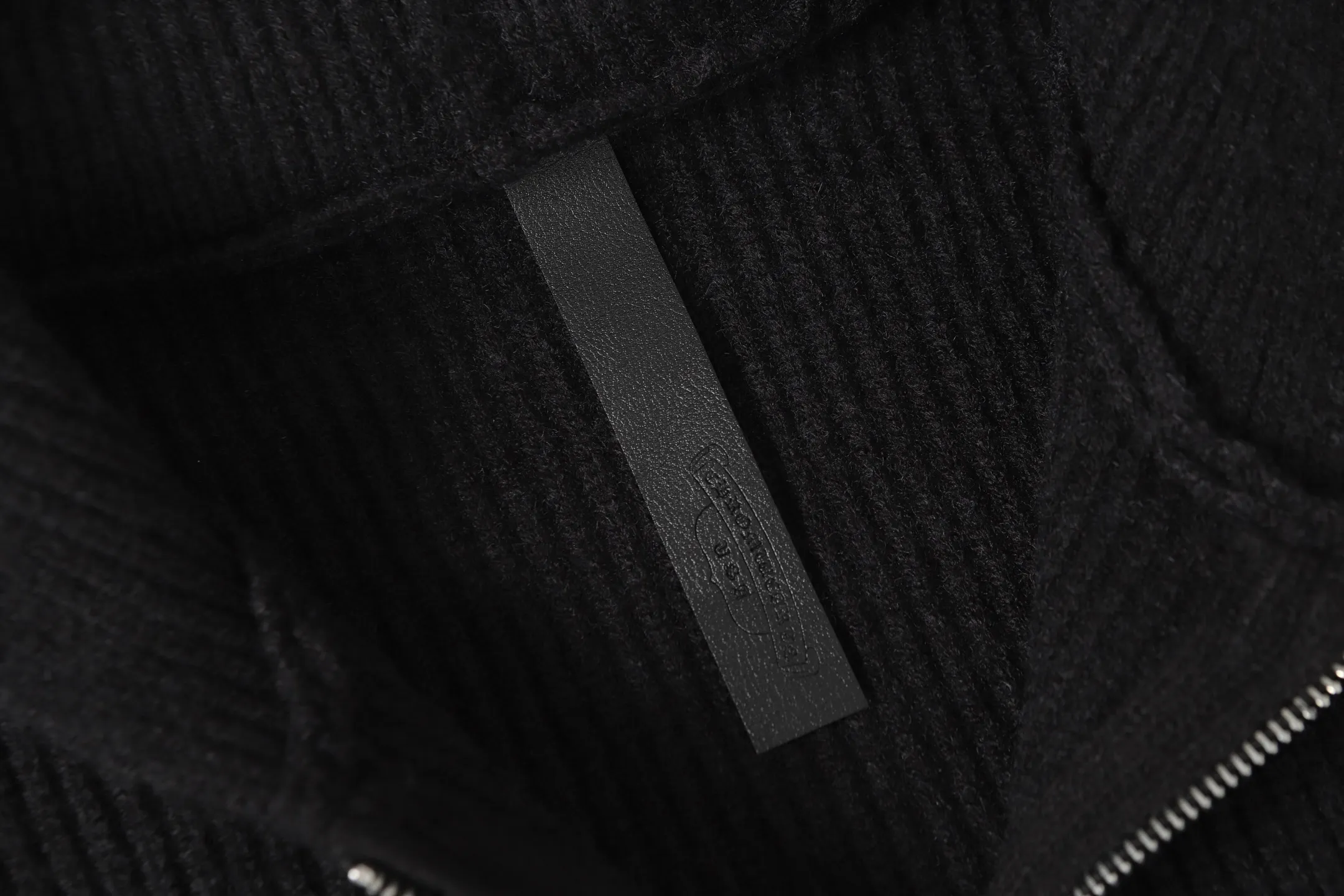 P300 #M905 model -Chrome Hearts/Chrome Hearts Heavy Industry Sanskrit appliquéd embroidered cardigan zipper knitted sweater -High weight, high density and high quality. The wool is soft, delicate and skin-friendly. It feels soft and silky. It has excellent warmth and skin-friendly properties.